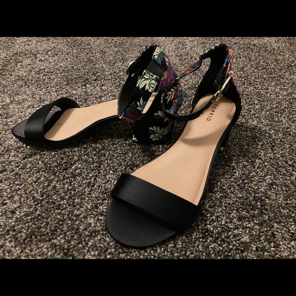 torrid Shoes - NWT Torrid floral black satin strappy heels